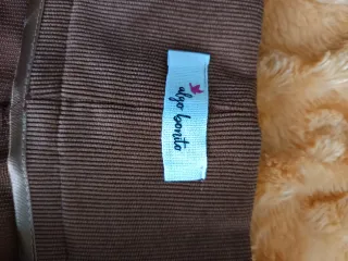 Falda elegante marrón con botones
