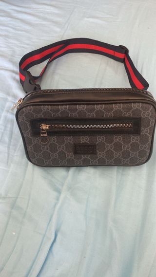 Lote Riñoneras Gucci y Louis Vuitton