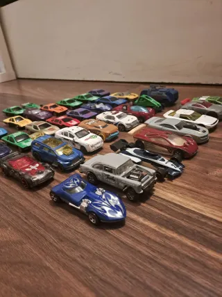 36 auto Hot Wheels e altre