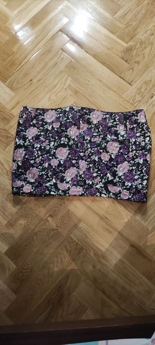 Minifalda floral negra y morada