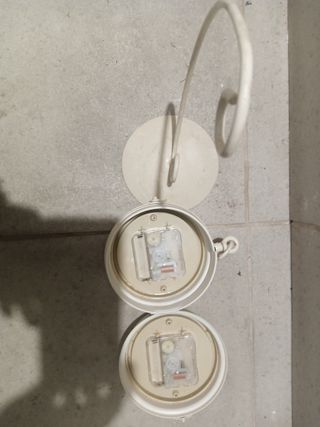 Reloj de pared beige y blanco