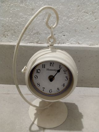 Reloj de pared beige y blanco