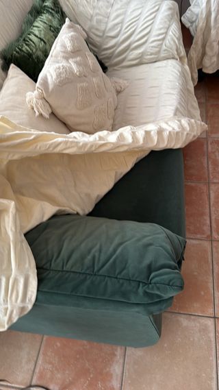 Sofás de tela beige y verde