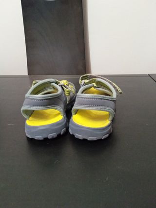 Sandalias niño gris y amarillo