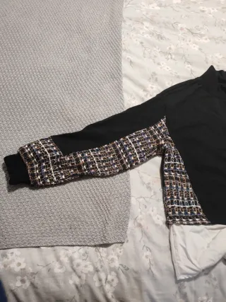 Sudadera Salsa Negra con Camisa Blanca
