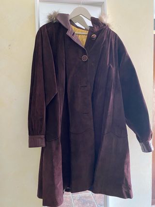 Abrigo marrón de piel/ante con capucha talla 46-48