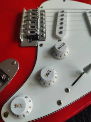 Guitarra Eléctrica stratocaster y
 Amplificador