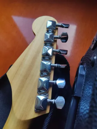 Guitarra Eléctrica stratocaster y
 Amplificador