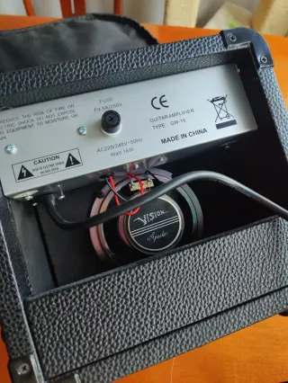 Guitarra Eléctrica stratocaster y
 Amplificador