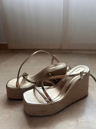 Sandalias doradas cuña esparto