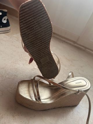 Sandalias doradas cuña esparto