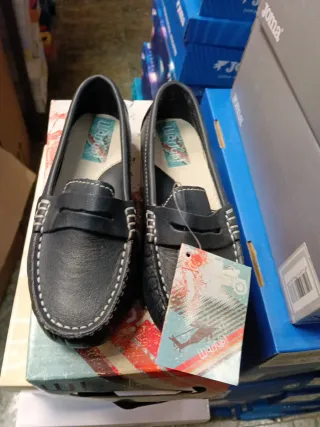Zapatos niño azul marino talla 28.y en talla 29.