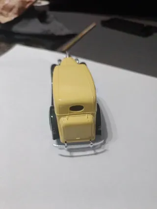 Coche clásico a escala 1:43