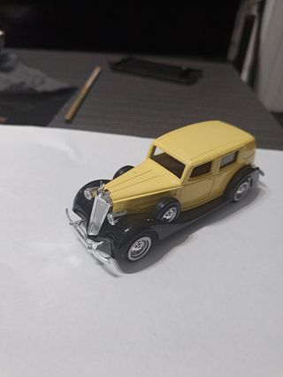 Coche clásico a escala 1:43