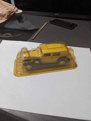 Coche clásico a escala 1:43