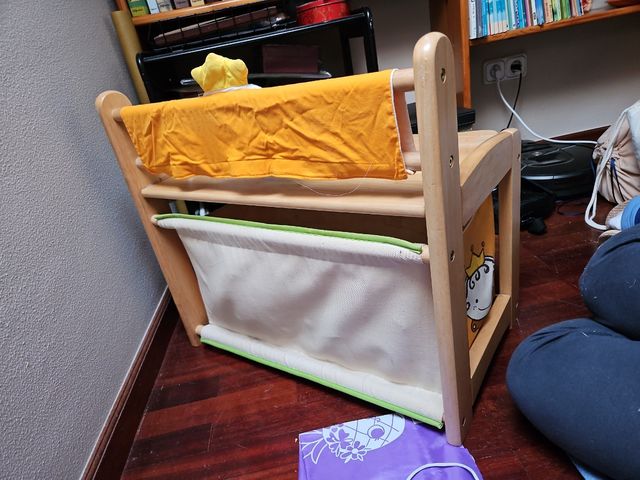 Baúl, asiento  infantil de madera con tela