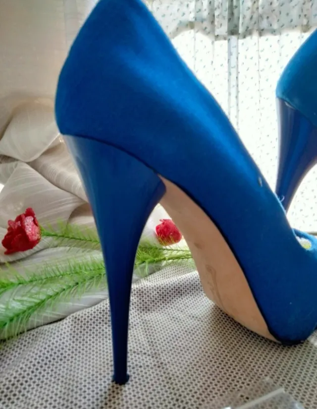 ZAPATOS AZULES BERSHKA.