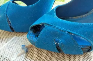ZAPATOS AZULES BERSHKA.