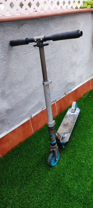 Patinete infantil con ruedas azules