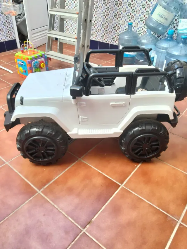 Coche eléctrico infantil blanco