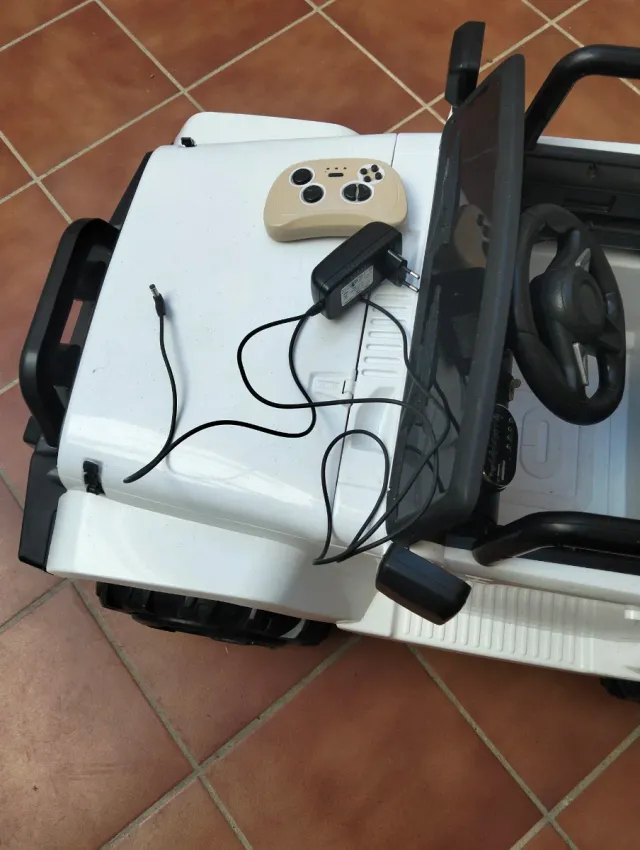 Coche eléctrico infantil blanco