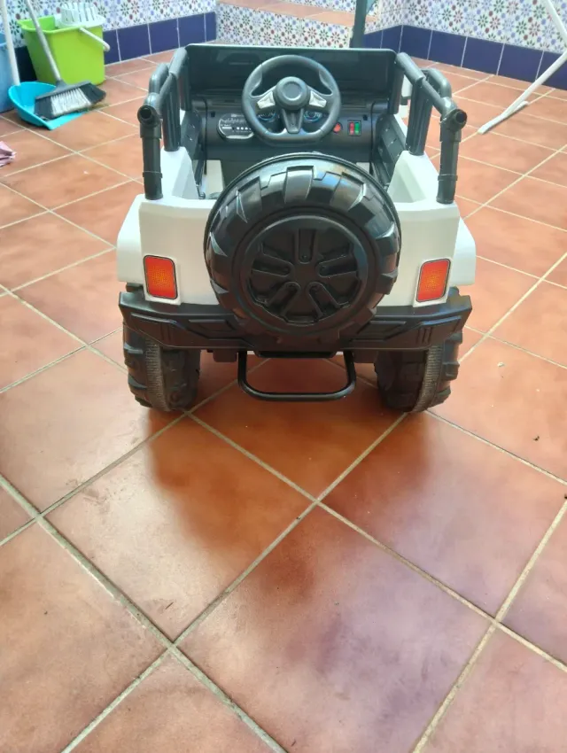 Coche eléctrico infantil blanco