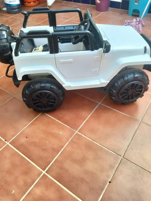 Coche eléctrico infantil blanco