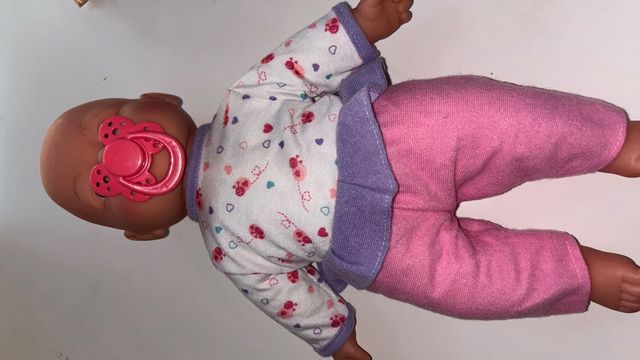 Muñeca bebé con pijama y chupete