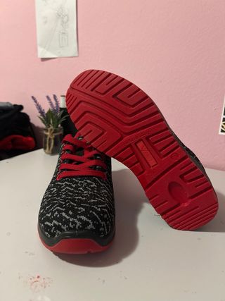 Zapatillas de seguridad negras y rojas