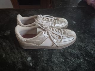 Playeros Zara dorados y beige