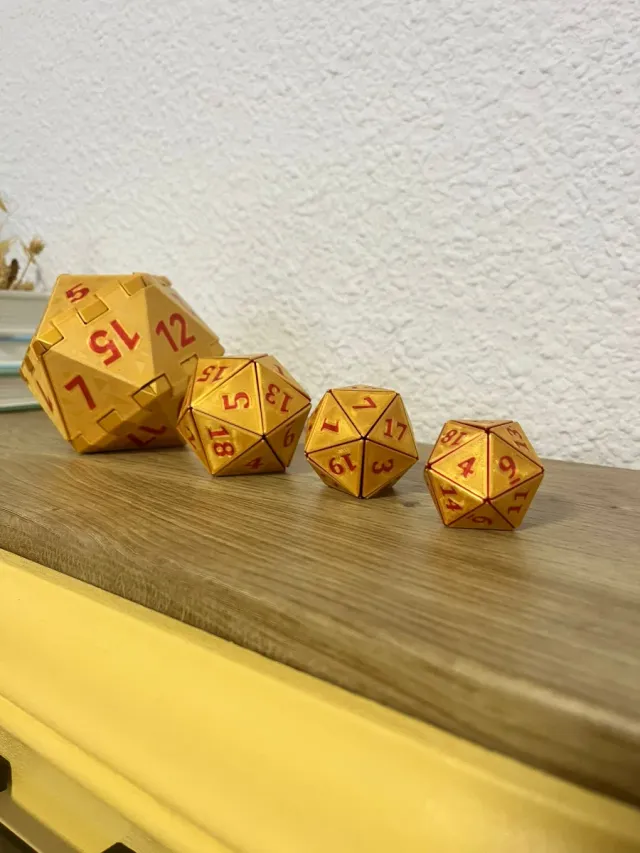 Dados D20 (20 caras) diferentes colores.