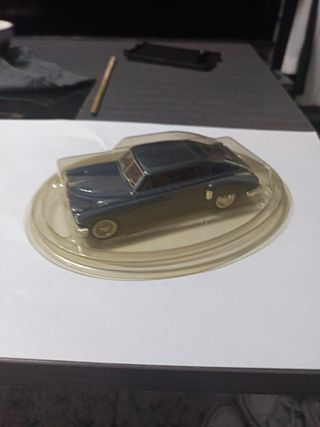 Coche a escala 1:43