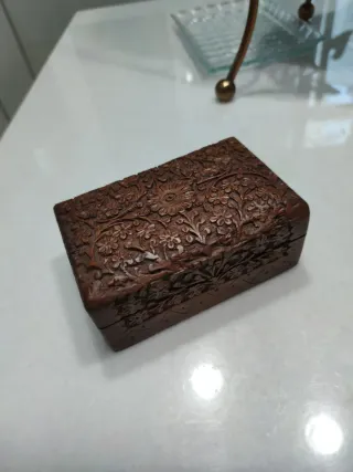 Caja de madera tallada para joyas