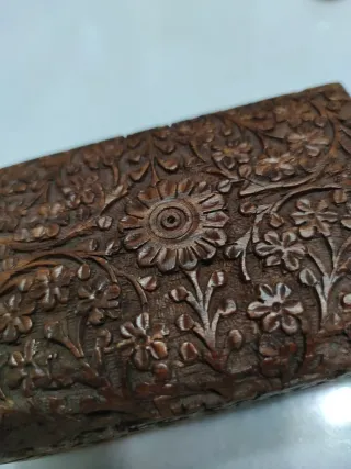 Caja de madera tallada para joyas