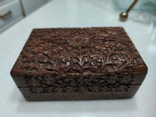 Caja de madera tallada para joyas