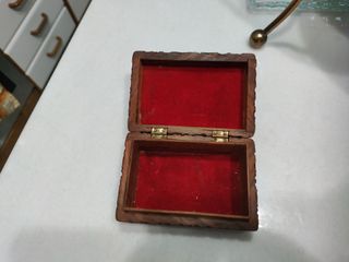Caja de madera tallada para joyas