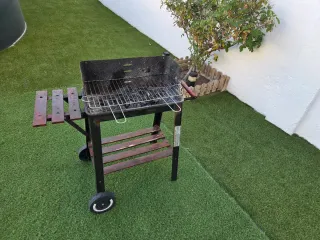 Barbecue a carbonella in metallo e legno