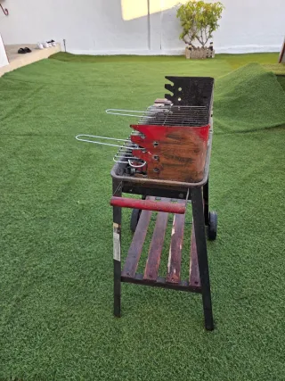 Barbecue a carbonella in metallo e legno