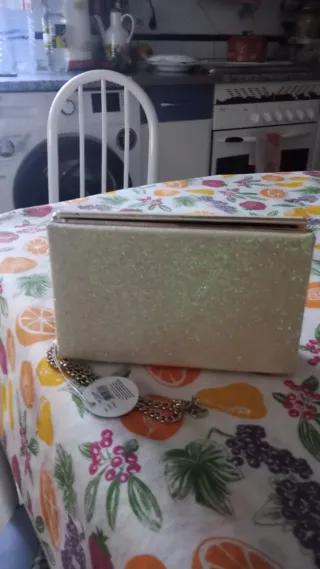 Bolso de fiesta dorado y blanco