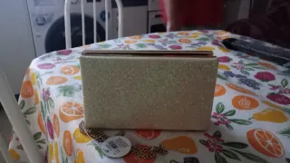 Bolso de fiesta dorado y blanco