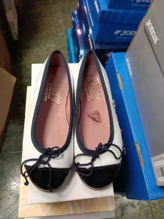 Zapatos Tiny Niña Negros y Blancos talla 28.