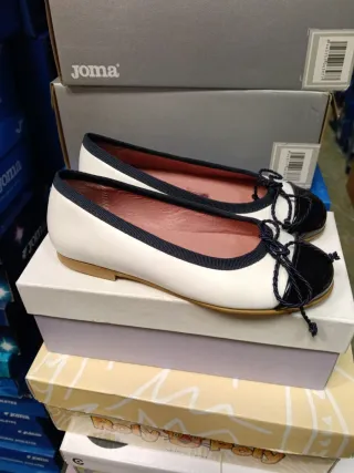 Zapatos Tiny Niña Negros y Blancos talla 28.