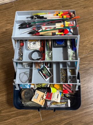 Caja de pesca con aparejos