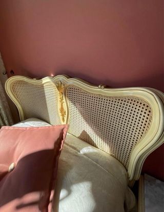 Conjunto de habitación: 2 camas y mesita de noche.