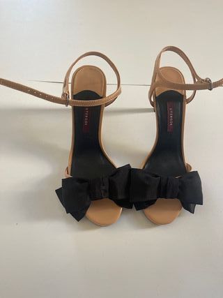 Tacones UTERQUE Talla 38 Negro/Marrón