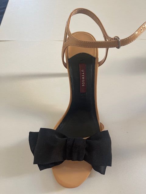 Tacones UTERQUE Talla 38 Negro/Marrón