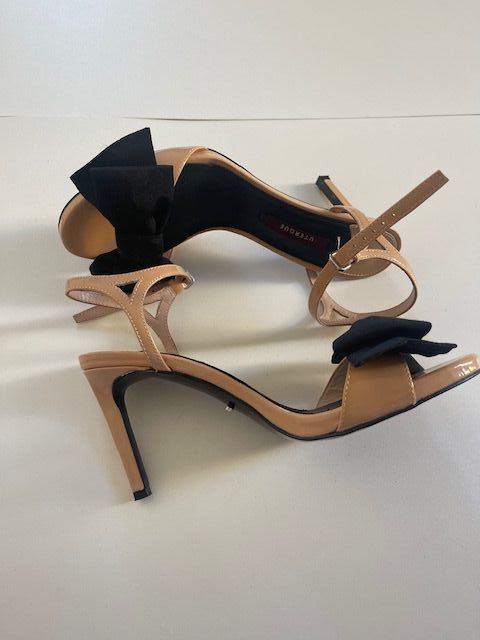 Tacones UTERQUE Talla 38 Negro/Marrón