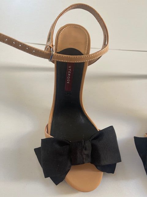 Tacones UTERQUE Talla 38 Negro/Marrón