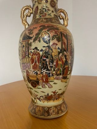 Jarrón antiguo decorado con figuras