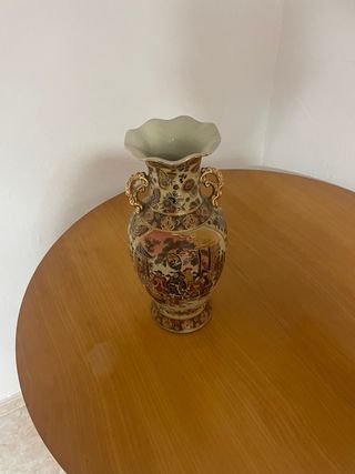 Jarrón antiguo decorado con figuras